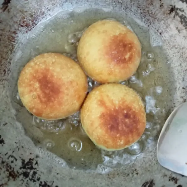 Panaskan minyak secukupnya lalu goreng donat hingga matang balik sekali saja supaya ring donat keluar. Tiriskan.