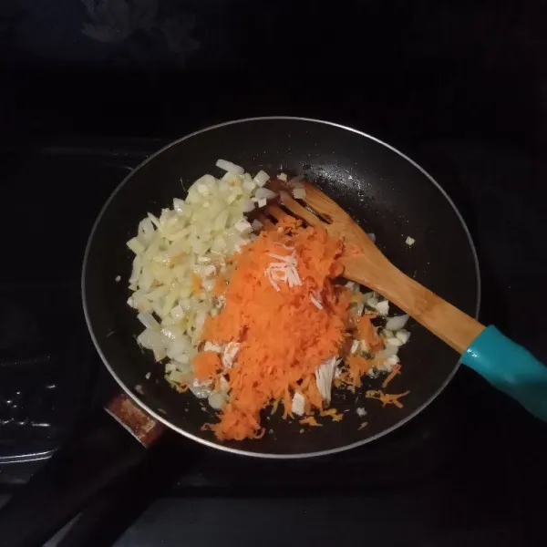 Masukkan ayam dan wortel, masak hingga wortel layu.