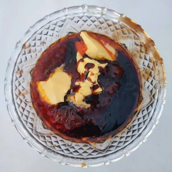 Ambil sisa bumbu, tambahkan margarin dan kecap manis, aduk rata.