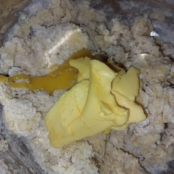 Campur semua bahan menjadi satu kecuali margarin dan garam kemudian uleni hingga kalis.