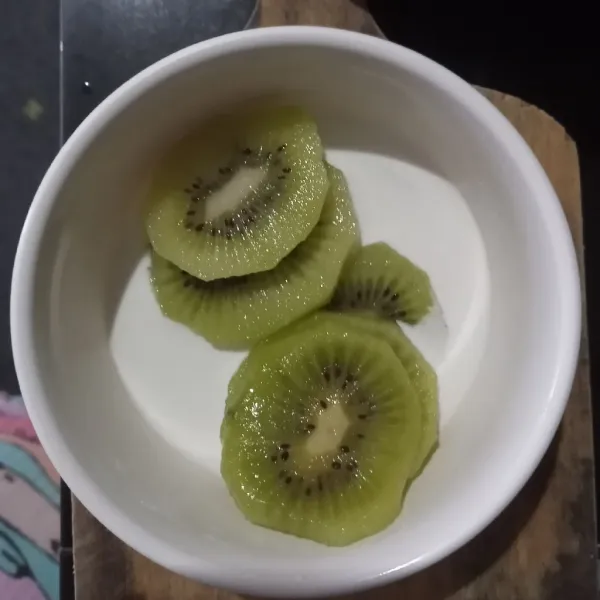 Masukkan kiwi, pastikan kiwi terbalut tepung.