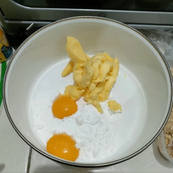 Dalam wadah masukkan margarin, butter, kuning telur dan gula halus. Aduk sampai semua bahan tercampur rata.