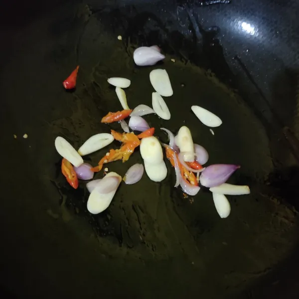 Tumis bawang putih, bawang merah dan cabe hingga harum.