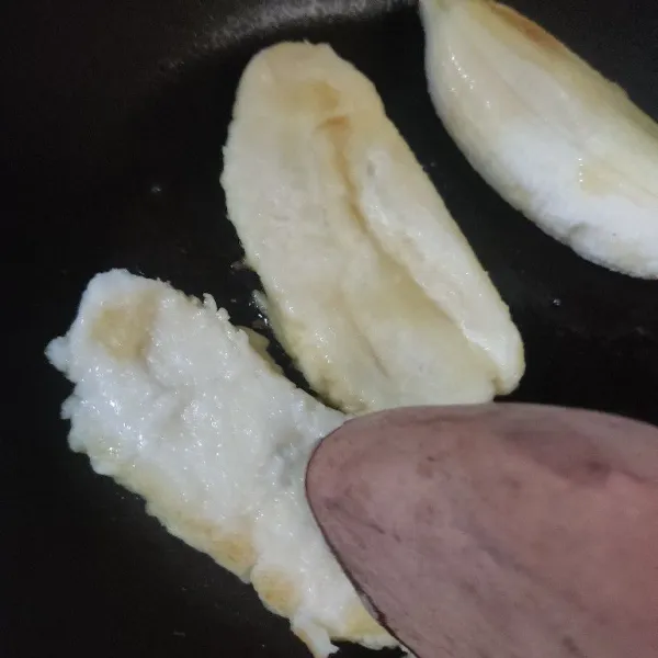 Setelah cukup matang, penyet pisang di teflon dengan menggunakan ulekan.