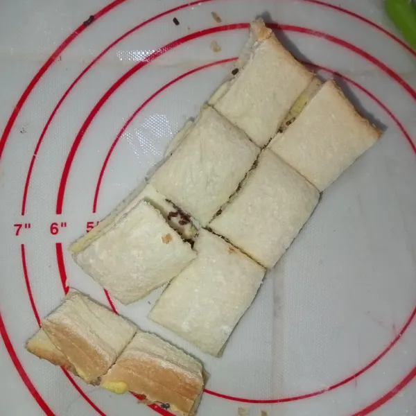 Tumpuk dengan lembaran roti kemudian potong menyerupai bantal.