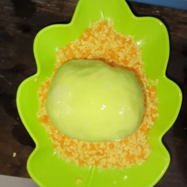 Celupkan ke dalam putih telur lalu gulingkan ke dalam tepung panir.