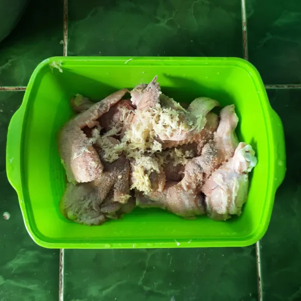 Marinasi ayam lalu masukan dalam kulkas -+30 menit.