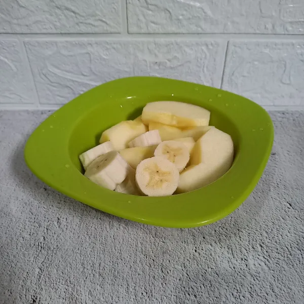 Siapkan potongan buah pisang dan apel.