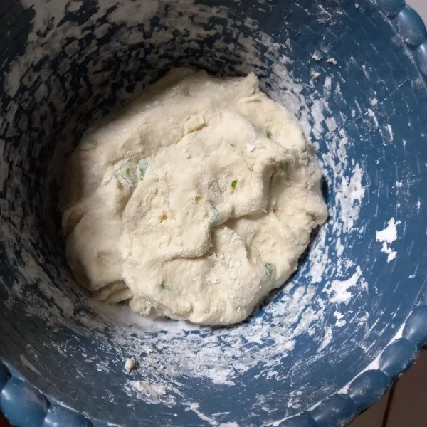 Tambahkan tepung tapioka dan uleni sampai kalis.