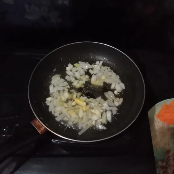 Lelehkan mentega, tumis bawang putih dan bawang bombay hingga harum dan layu.