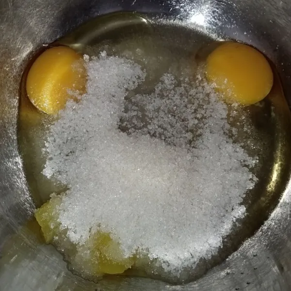 Masukkan telur, gula dan emulsif ke dalam wadah.