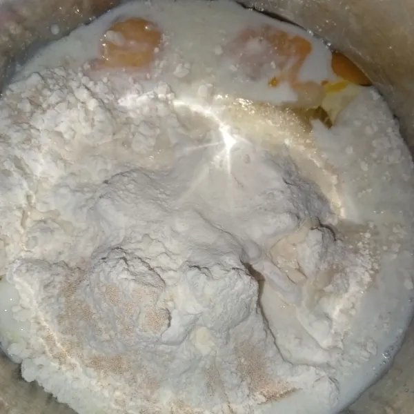 Campur semua bahan menjadi satu kecuali margarin butter dan garam, uleni hingga rata.