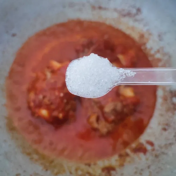 Bumbui dengan garam, gula, merica bubuk dan kaldu jamur. Koreksi rasa, masak sampai bumbu meresap dan air menyusut.