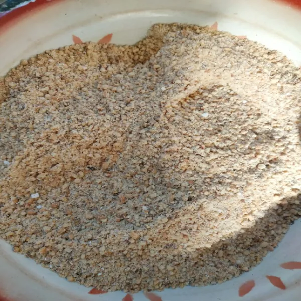 Bahan isi : blender kacang tanah jangan terlalu halus lalu campur rata dengan gula sisihkan.