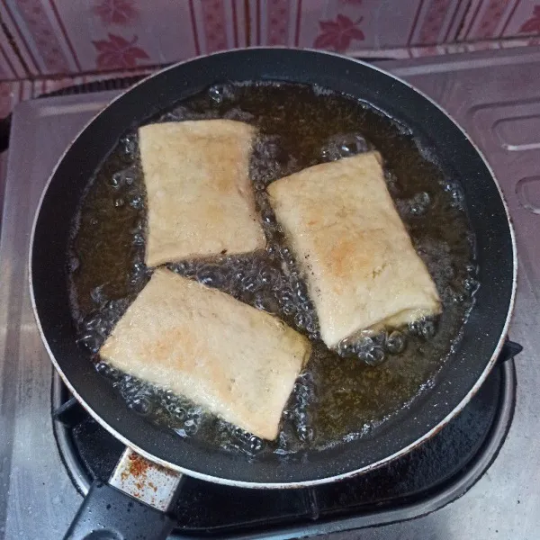 Panaskan minyak goreng secukupnya, masukkan adonan, goreng hingga matang.