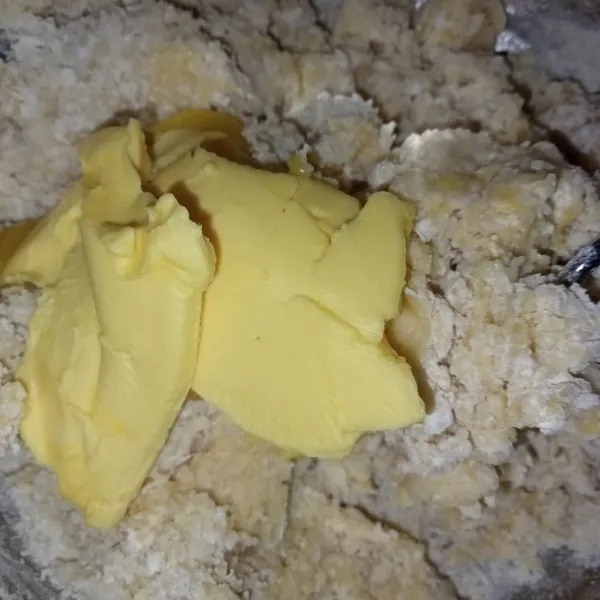 Campur semua bahan menjadi satu kecuali margarin, pasta pandan dan garam. Uleni hingga tercampur rata lalu masukkan margarin, garam dan pasta pandan.