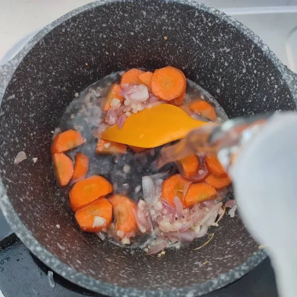 Masukkan wortel dan air, rebus hingga wortel empuk.