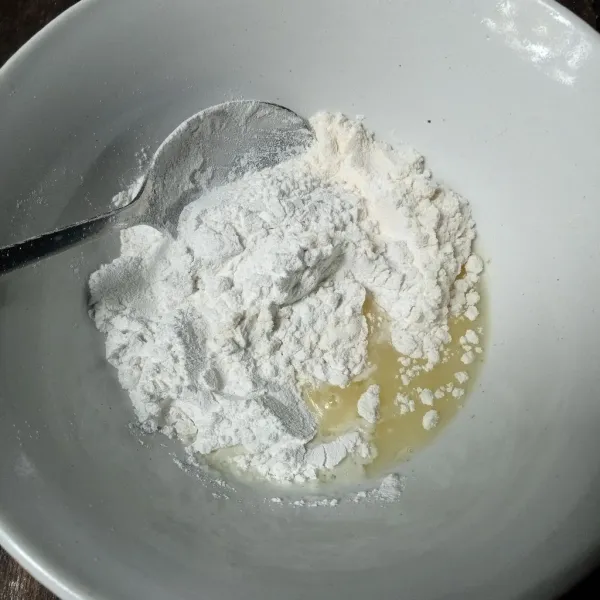 Campur tepung beras, tepung terigu, putih telur dan kaldu ayam bubuk.