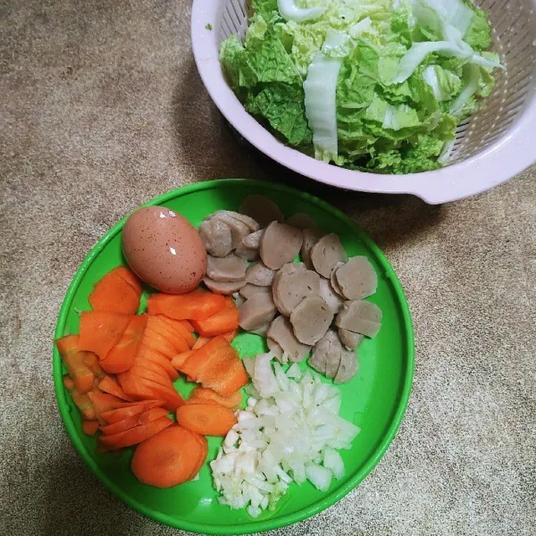 Siapkan semua bahan ada telur, bakso sapi, wortel, sawi putih dan bumbu bawang putih dan bawang bombay.