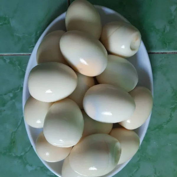 Rebus telur lalu kupas.
