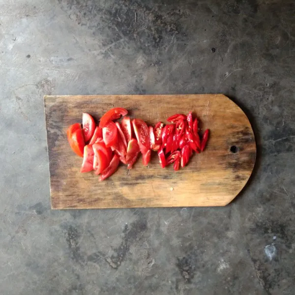Siapkan irisan tomat dan cabe merah besar.