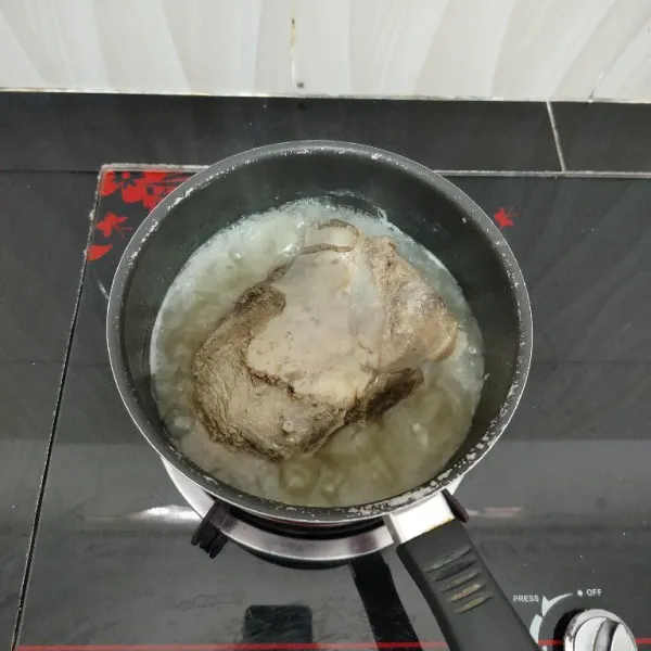 Rebus daging sapi dengan air secukupnya hingga empuk. Lalu angkat dan tiriskan daging, sisihkan sisa air kaldunya.