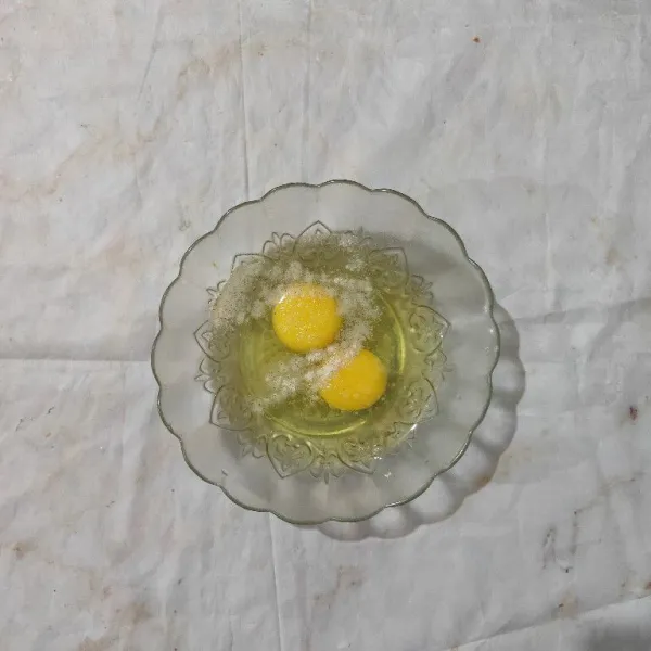 Siapkan wadah, masukkan telur, kaldu bubuk dan lada.