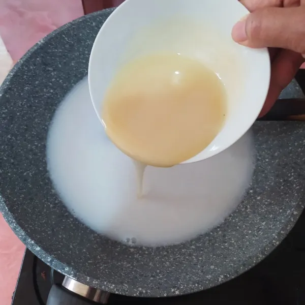 Campur air, santan instan, agar-agar, gula dan garam. Aduk dan rebus hingga hampir mendidih.
Masukkan susu kental manis sambil diaduk.