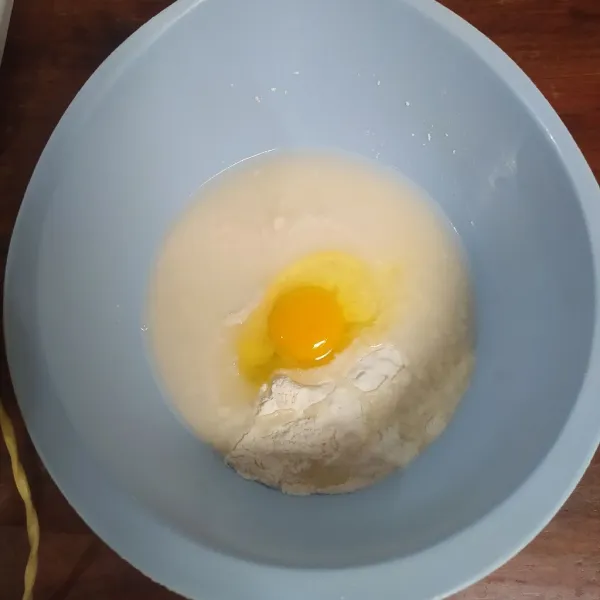 Masukkan air dan telur kemudian masukkan ke campuran tepung. Mikser sampai tercampur.