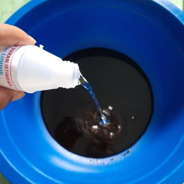 Siapkan baskom, beri kecap dan cuka.