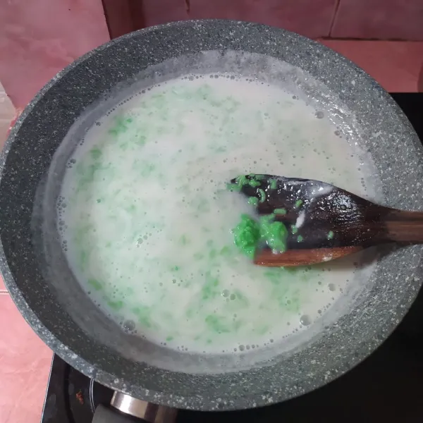 Setelah mendidih, matikan api, masukkan tape ketan.