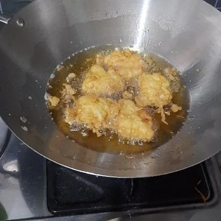 Penyelesaian : setelah sosis di balur tepung lalu celup ke adonan telur kemudian goreng hingga matang.