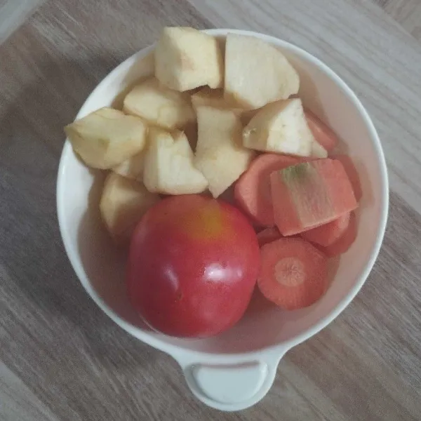 Cuci bersih semua buah. potong wortel dan apel.