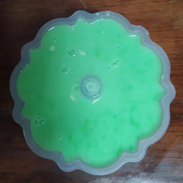 Setelah uap panasnya hilang, tuang ke dalam cetakan. Diamkan hingga suhu ruang lalu masukkan ke dalam kulkas.
Setelah set, keluarkan dari cetakan.