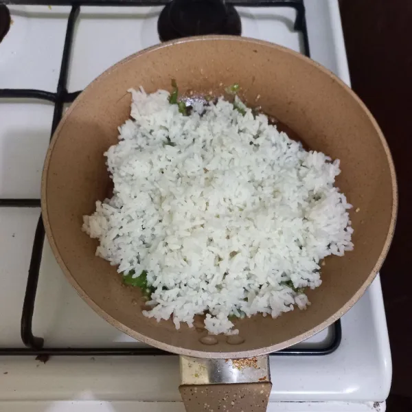 Masukan nasi putih, aduk rata.