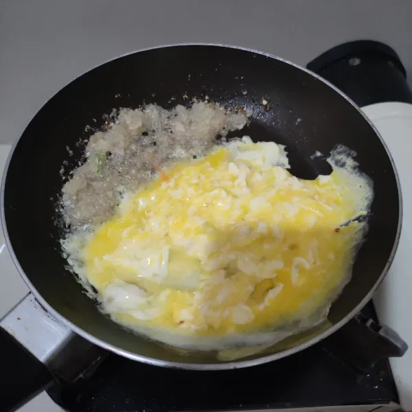Kocok lepas telur, kemudian masukan ke pan lalu orak-arik.