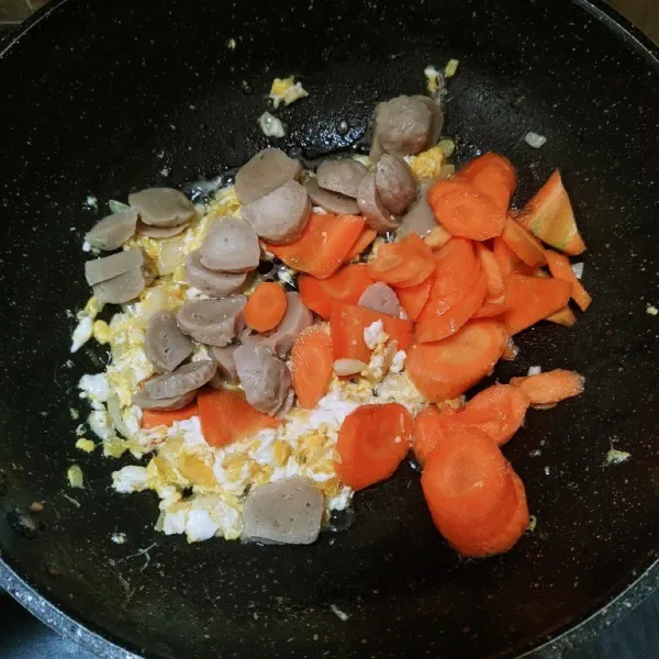Masukan telur, aduk cepat, lalu masukan bakso dan wortel, aduk rata lalu tambahkan air. Dan biarkan sampai wortel empuk.