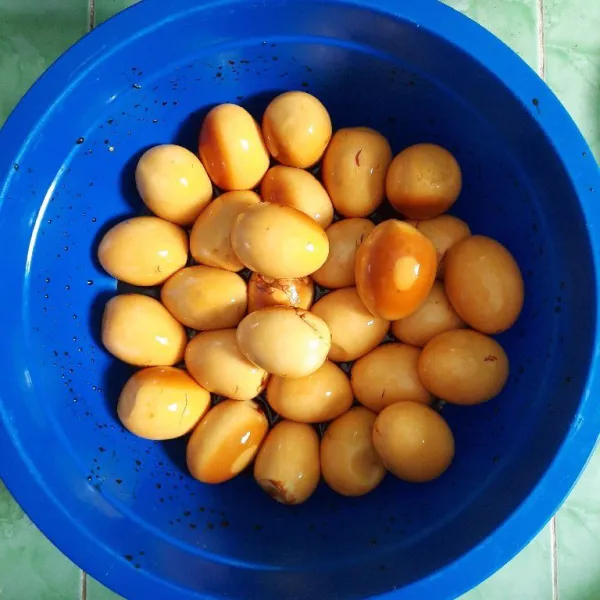 Masukan telur rendam ke dalam larutan kecap dan cuka biarkan -+2jam.