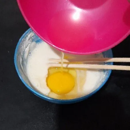 Campur rata tepung, garam dan baking soda, aduk rata kemudian tuang air, aduk lagi lalu masukkan telur, aduk rata.