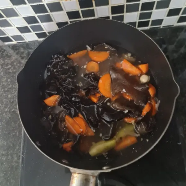 Masukkan wortel dan jamur kuping.