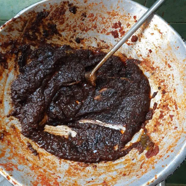 Tumis bumbu halus sampai matang kecuali kecap dan cuka, setelah bumbu matang, masukan petis udang, aduk-aduk sampai bumbu tercampur, setelah itu sisihkan.