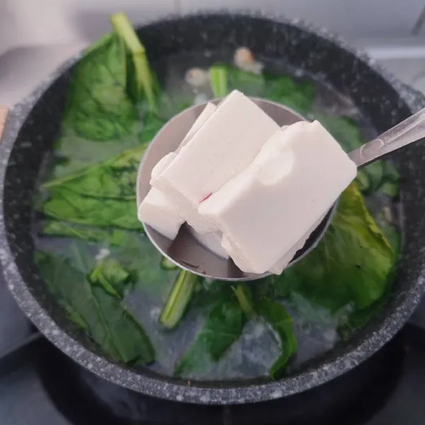 Masukkan sawi hijau dan silky tofu.