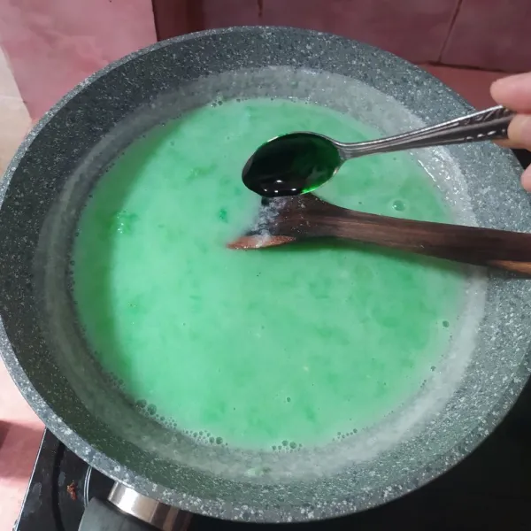 Beri pasta pandan, aduk rata. Koreksi rasa.
