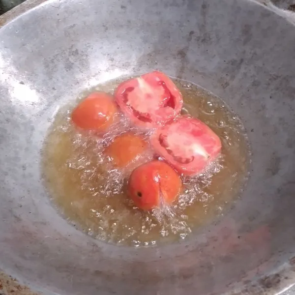 Terakhir goreng tomat hingga matang, angkat dan sisihkan.
