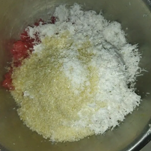 Tambahkan tepung tapioka, kelapa parut, gula pasir dan garam.