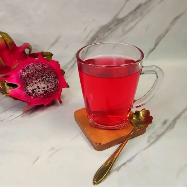 Saring teh buah naga, aduk hingga gula larut, siap di nikmati.