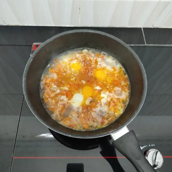 Setelah itu pecahkan telur dan masukkan ke dalam panci. Masak hingga telur ceplok matang.