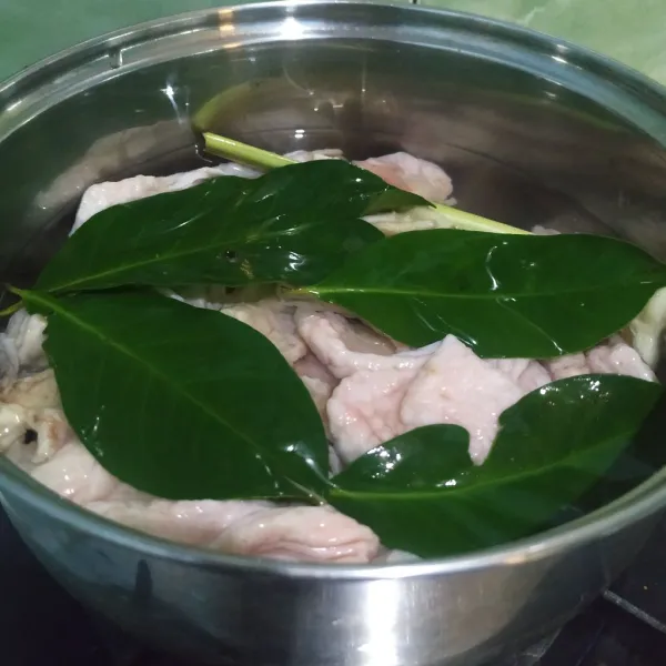 Rebus kulit ayam bersama daun salam dan sereh selama 15 menit. Lalu angkat dan tiriskan.