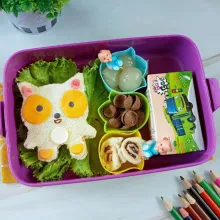Tepak Roti Letakkan roti di dalam tepak bekal kemudian masukkan pelengkap bekal ...