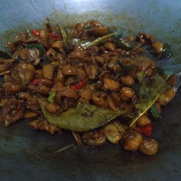 Aduk hingga rata, masak sekitar 7 menit hingga kecap meresap ke dalam.